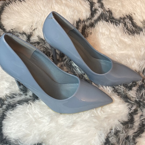 Sheln Powder Blue Gray Patent Leather High Heels Size 8 New - Picture 2 of 7